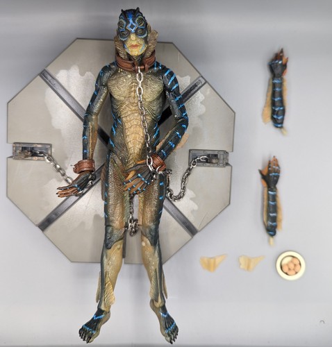 Shape of Water AMPHIBIAN MAN Figure NECA 2019 Complete with Accessories/Stand - Picture 2 of 4