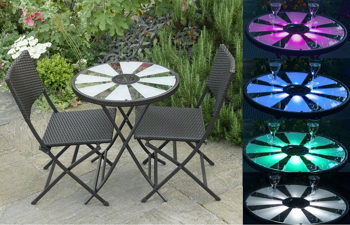 Table solaire style bistrot d'exception et duo chaises rotin tressé beige