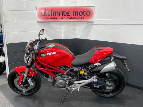 2013(13) Ducati Monster 696 Plus - DUAL HIGH RISE EXHAUSTS - BREMBO BRAKES - Picture 3 of 16