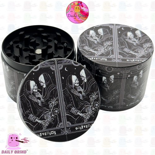 Tarjeta de tarot de molienda diaria de 50 mm arte esqueleto beso 4 piezas metal molinillo de tabaco regalo - Imagen 13 de 21