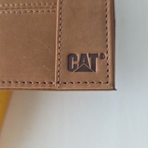 Cartera de protección con escudo RFID plegable de cuero CAT Caterpillar con logotipo en relieve - tostado - Imagen 9 de 13