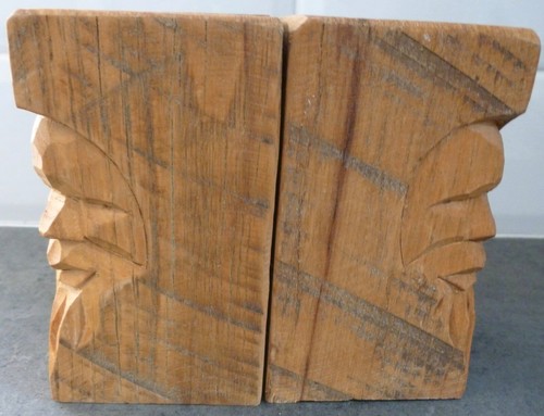 Due fermalibri in legno intagliato a mano ornamenti con volti mistici - Foto 2 di 5
