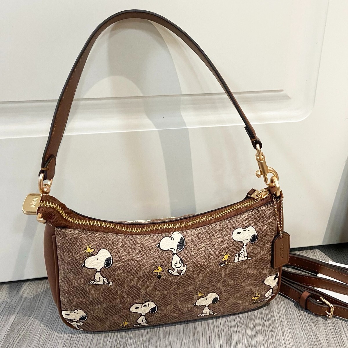 【Coach X Peanuts】Teriショルダーバック在庫確認願います COACH x PEANUTS Teri Shoulder Bag Signature Canvas Snoopy