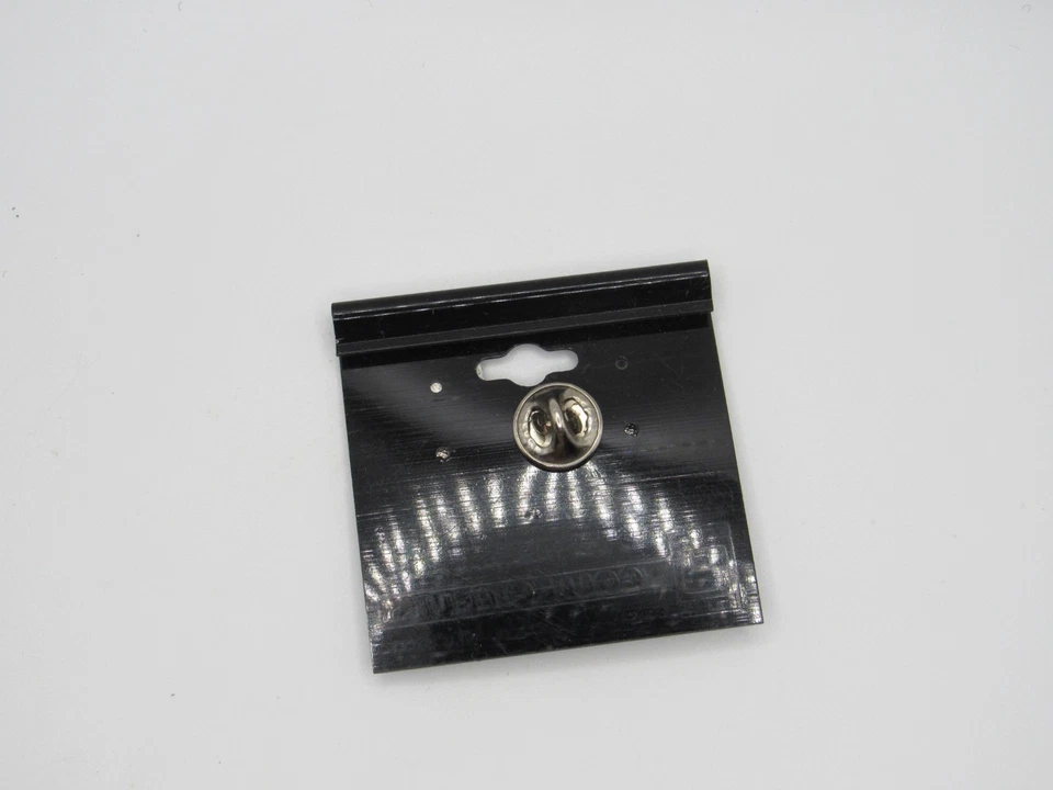 2004 MLB World Series Fall Classic Dueling Caps Pin - Red Sox vs Cardinals - Image 2 of 3