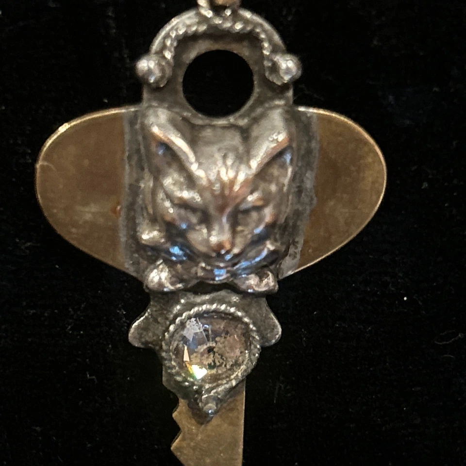 Lorelei Greene ÚNICO Fabricado a Mano Gato Llavero Collar Plata, Latón y Cristales Foto 4 de 4