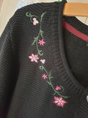 Esmara Süße Trachten Strickjacke Gr. 38 / 40 Schwarz mit Blumen bestickt - Bild 2 von 13