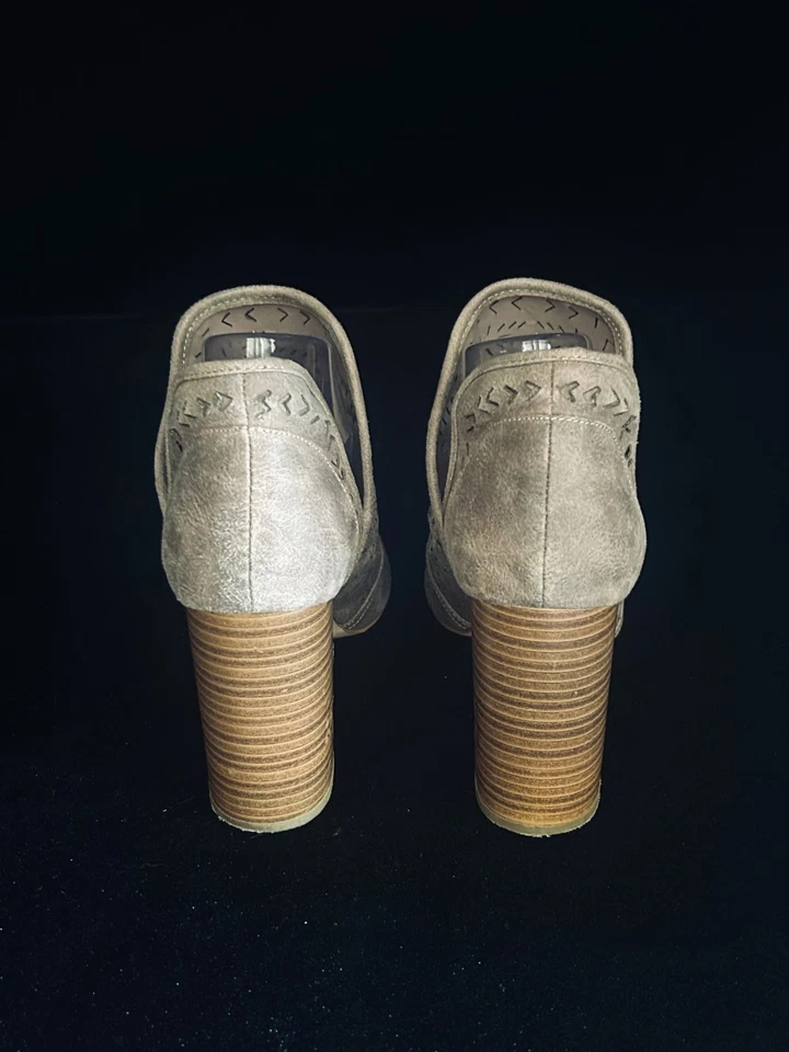 Botas de tornozelo Fergalicious by Fergie salto bloco recorte camurça acastanhada ~ Tamanho 9.5 - Imagem 3 de 4