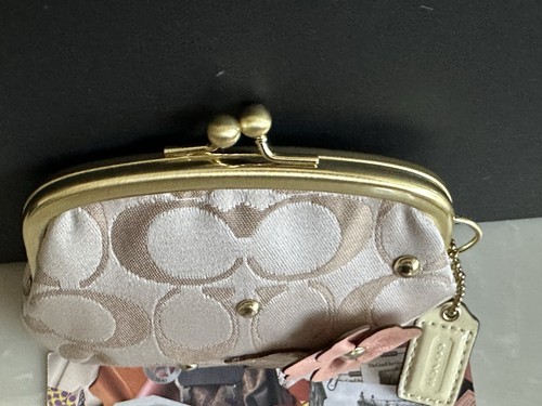 NEU MIT ETIKETT COACH ROSA/KHAKI/MEHRFARBIG SIG BLUMENAPPLIKATION RAHMEN KISSLOCK MÜNZBÖRSE 61557 - Bild 10 von 22