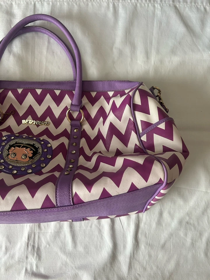 "Bolso de mano Betty Boop púrpura Chevron Weekender 22"" bolso de viaje con tachuelas"  Foto 4 de 4