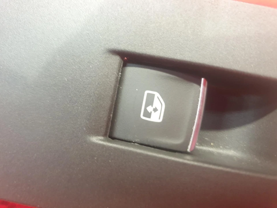 VOLKSWAGEN POLO REAR ELECTRIC WINDOW SWITCH 2018 5 DOOR HATCHBACK - Image 2 of 4