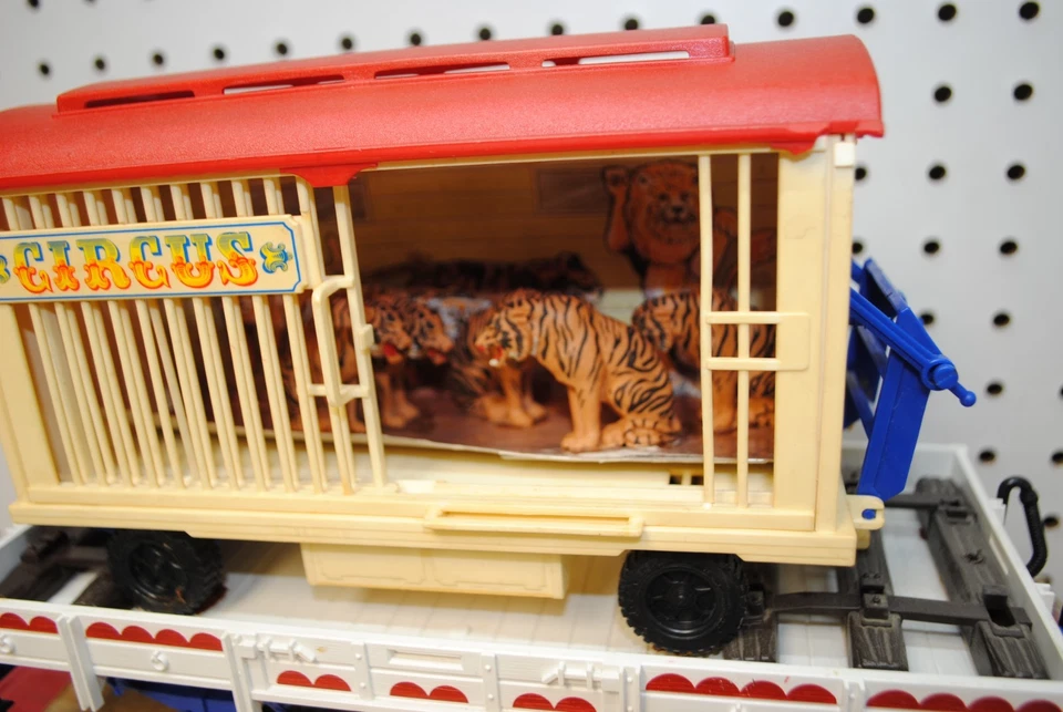LGB 4038 Circus Flat Car w/Animal Cage Trailer & Tiger Figures *G-Scale* - Image 3 of 4