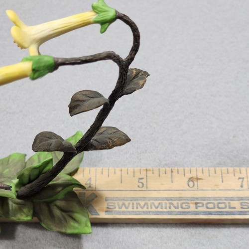 Colibrí Franklin Mint en vuelo alimentándose de flores de trompeta amarilla de colección - Imagen 11 de 11