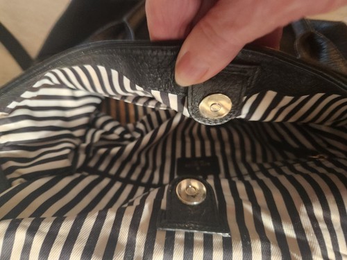 Kate Spade schwarze Lederhandtasche Handtasche umklappbarer Reißverschlussgriffe Umhängegurt - Bild 16 von 16