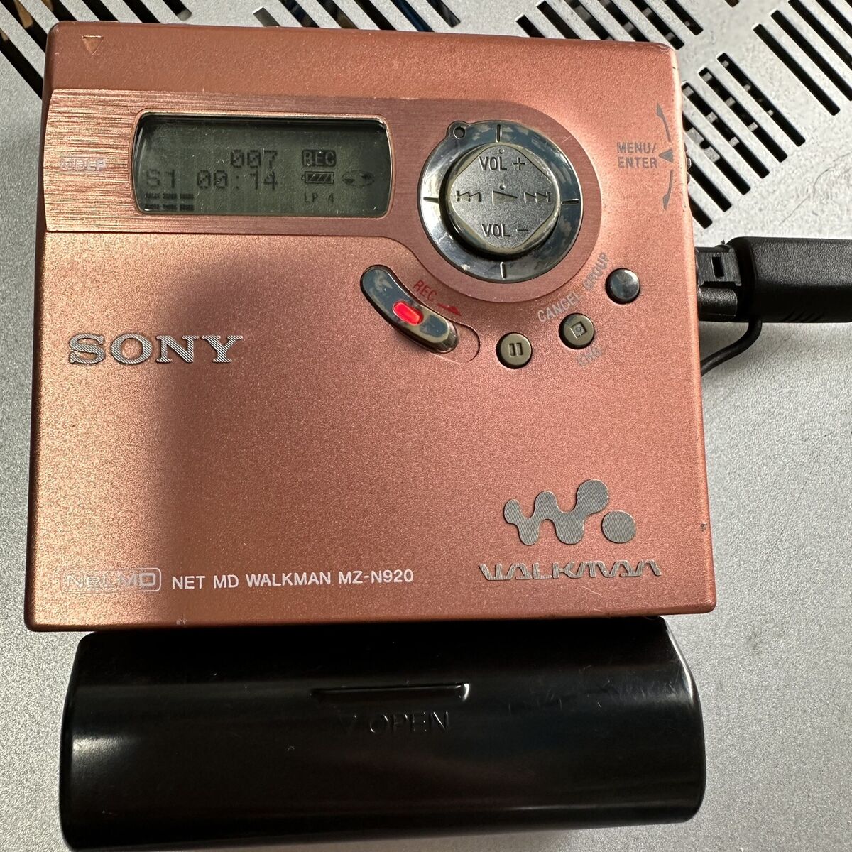 SONY MZ-N920 NET MD WALKMAN Pinkish orange Tested Working SONY MZ-N920 NET MD WALKMAN Pinkish orange Tested Working