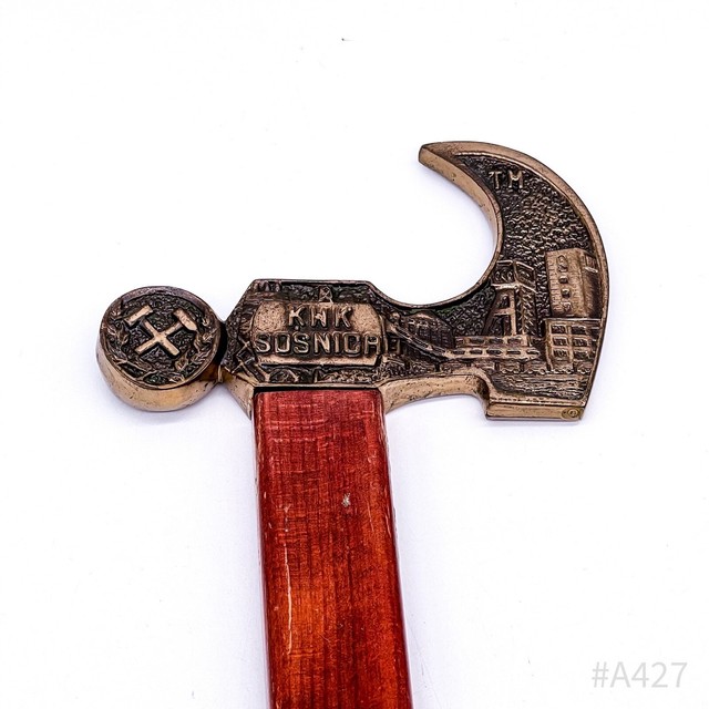 Vintage Bergbau Bergbarte mit KWK Sośnica Messing-Relief & Holzgriff | 88cm PA10105 Vintage Bergbau Bergbarte mit KWK Sośnica Messing-Relief & Holzgriff | 88cm PA10105