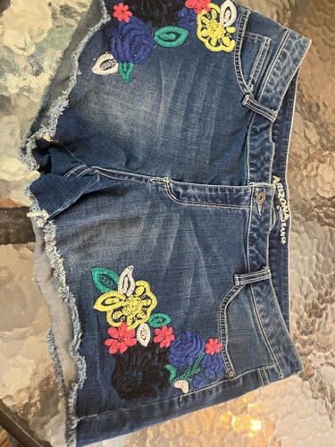 Denim womens juniors Arizona Jean shorts Size 17 embroidered flowers 3" inseam - Picture 2 of 3