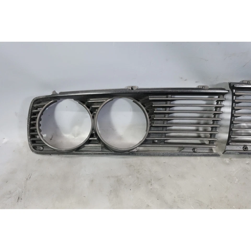 Par de rejillas de faros izquierda derecha OEM BMW E28 528e 533i 1982-1988 dañadas de fábrica Foto 2 de 4