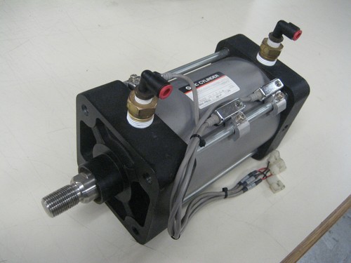 CILINDRO PNEUMATICO SMC CON 3EA. "SENSORI # NCDA1B400 CORSA: 4.0"" FORO: 4.0" - Foto 6 di 8
