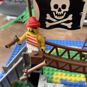 Vintage LEGO Pirates Forbidden Island (6270) Complete with figures, instructions