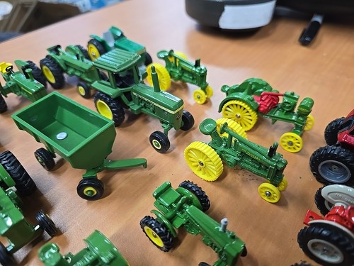 Riesiges Konvolut Druckguss Farm Traktoren John Deere, International, Koffer, Zubehör (24) - Bild 6 von 13