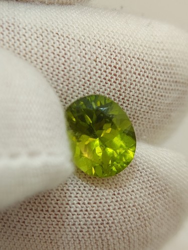 Untreated peridot gemstone - faceted natural Chrysolite 4.25 CTS - Picture 10 of 12