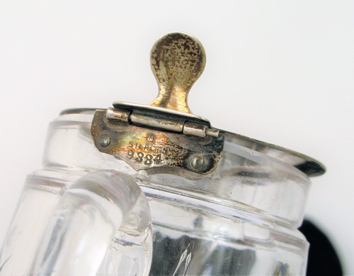 VINTAGE BEAUTIFUL STERLING SILVER LID ENGRAVED FLOWER GLASS CREAMER SIGNED ! - Picture 3 of 4