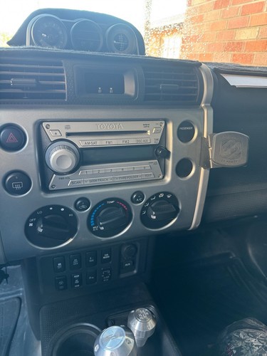 2010 Toyota FJ Cruiser - Picture 11 of 15