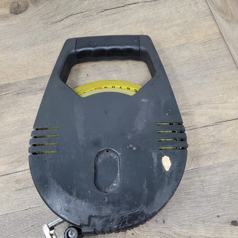 Silverline Black And Yellow Fibreglass Tape Measure 330FT With Handle - Image 4 of 4