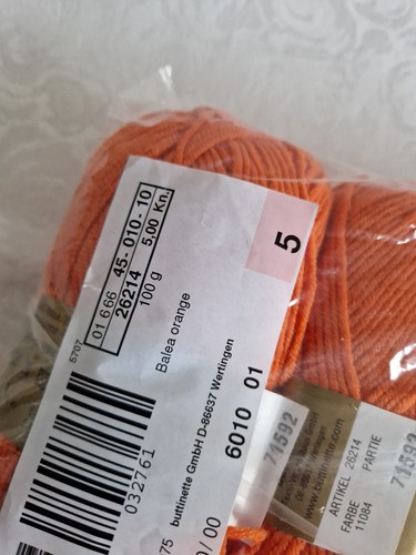 Wolle zum stricken von " Woll Butt" " Balea" 60% Viskose 40% Polyamid . - Bild 3 von 3