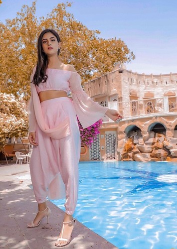 Schulterfreies bauchfreies Oberteil mit Dhoti Hose und angenähtem Dupatta Set, Dhoti Sari - Bild 6 von 23