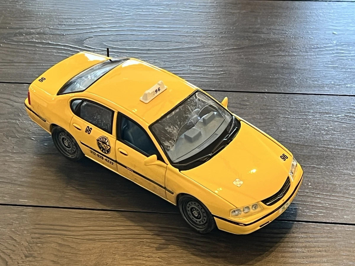 Maisto 1:18 Scale Diecast Model Of A Chevrolet Impala Yellow Cab #232242