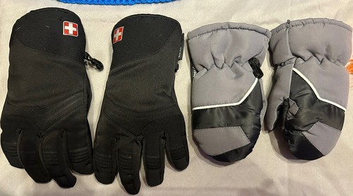 8 Kids Beanies And 2 Sets of Gloves. - Picture 5 of 6