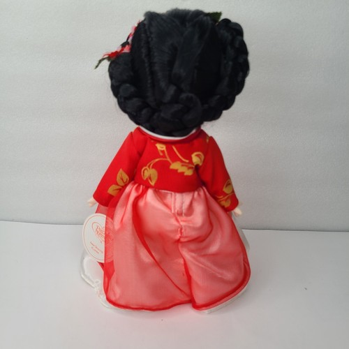 Precious Moments Children of the World Corea Hee Young 8" Muñeca Vestido Rojo - Imagen 7 de 20