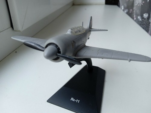 Modellino aereo da addestramento sovietico Yak-11 Yakovlev anno 1946 scala 1/80 con supporto - Foto 2 di 12