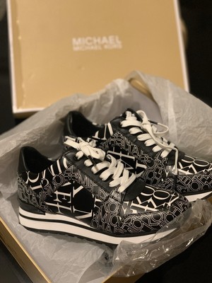 billie newsprint logo leather trainer