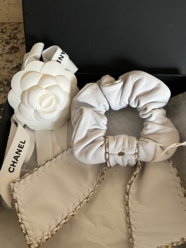 CHANEL 21S NEW ECRU LAMBSKIN LEATHER SCRUNCHIE GOLD CHAIN GOLD CC BOX - Picture 5 of 11