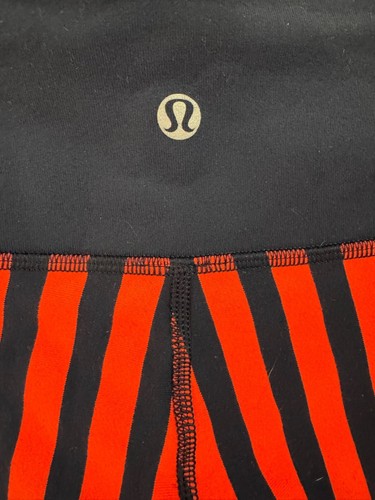 Leggings cortos Lululemon Wunder, azul marino con rayas naranja neón, talla 8 - Imagen 6 de 10