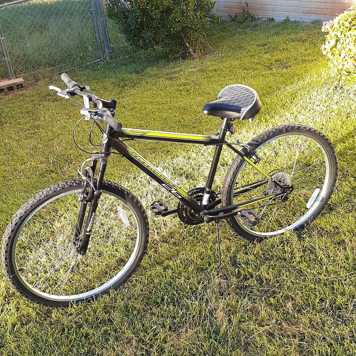 Roadmaster Granite Peak Men s Mountain Bike 26 inch Wheels Neon Green