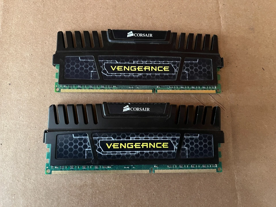 CORSAIR VENGEANCE CMZ8GX3M2A1600C9 8GB 2X4GB PC3 12800 DDR3 GAMING PC B5-4(2) - Image 2 of 2