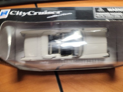 White 1957 Pontiac Bonneville Convertible Diecast Car 1:43 Scale New Ray Toys - Picture 2 of 4