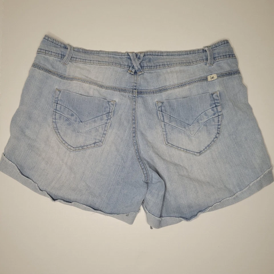 l.e.i Ashley 低腰 11 码短靴短裤切断牛仔浅水洗 — 第 3/4 张图片