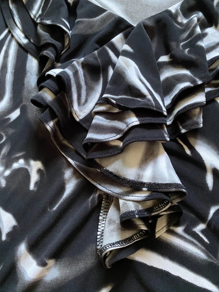 Camiseta sin mangas Adrienne Vittadini para mujer geométrica sin mangas con volantes negra talla XL Foto 4 de 4