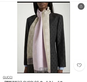 Echarpe laine GUCCI logo GG gris rose étole frangée 180 cm nouvelle saison