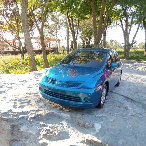 1:20 China Dongfeng Nissan Tiida Plastic Model Car Blue Color - Picture 7 of 10