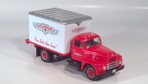 Camión furgoneta First Gear 1957 R190 International Ace Hardware modelo a escala 1:34 - Imagen 6 de 12