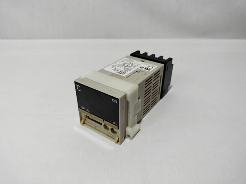 Omron E5CS-R1KJ E5CSR1KJ Temperature Controller 100-240VAC 50/60Hz 7VA w/ Socket