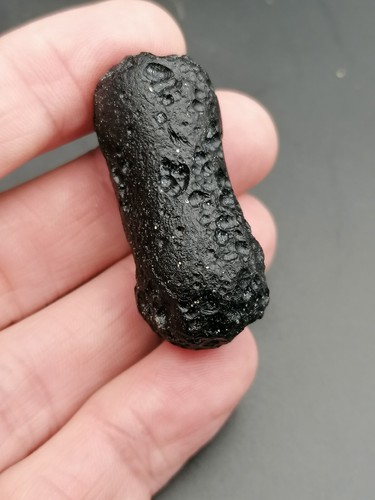 Beautiful Tektite Indochinite Dumbbell 21,69g / 4,3cm Meteorite Impact Glass - Picture 6 of 13