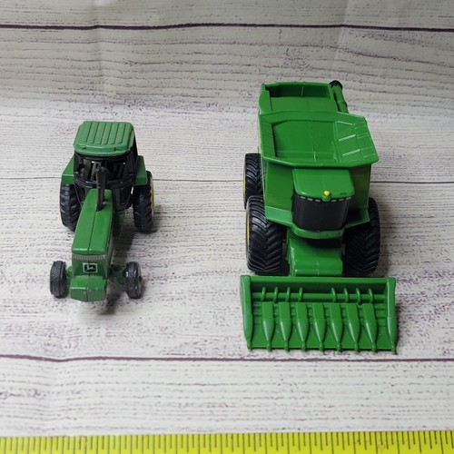 Ertl 1/64 scale john deere Die-cast Tractor And Plastic Combine - Green - Picture 4 of 8