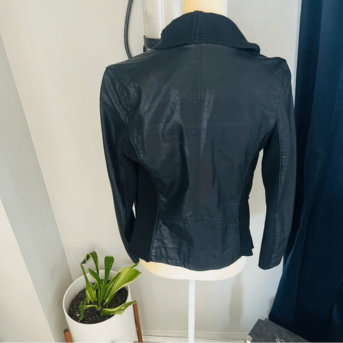 Giacca Moto Blank NYC Drape Front Open Waterfall Ecopelle Avvolgente, Nero, Small - Foto 12 di 14