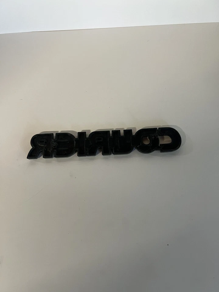 Ford Courier 1979 1980 guardabarros emblema placa de identificación de plástico insignia Foto 2 de 4